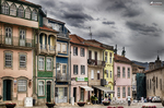 Plaza de Chaves con edificios históricos, balcones y ambiente urbano portugués.