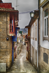 Calle empedrada del casco histórico de Chaves con casas de piedra y balcones tradicionales.