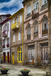 Calle de Chaves con fachadas iluminadas, balcones y ambiente antiguo al atardecer.