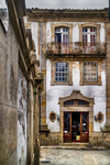 Fachada histórica de Chaves con puerta ornamental, balcones y arquitectura portuguesa.