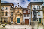 Plaza monumental de Chaves con iglesia o edificio histórico, fachadas ornamentadas y cielo azul.