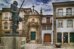 Fachadas históricas de Chaves con portada decorada, balcones y arquitectura urbana portuguesa.