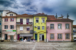Plaza de Chaves con edificios de colores, balcones y arquitectura tradicional del norte de Portugal.