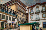 Plaza del centro histórico de Chaves con fachadas tradicionales, terrazas y ambiente urbano.