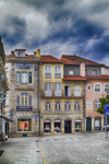Plaza de Chaves con edificios de colores, balcones y cielo azul sobre el norte de Portugal.