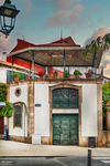 Fachada tradicional de Chaves con puerta verde, balcón y detalles de arquitectura portuguesa.