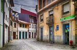 Callejuela de Chaves con casas de colores, balcones y suelo empedrado del casco antiguo.