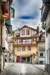 Rincón urbano de Chaves con fachadas antiguas, balcones y arquitectura popular portuguesa.