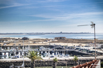 Panorámica del puerto deportivo de Lagos con barcos y cielo azul sobre la costa portuguesa.