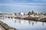 Vista del canal y la marina de Lagos con embarcaciones y paseo junto al agua.
