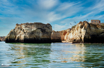 Formaciones rocosas de la costa de Lagos reflejadas en el agua del Algarve.