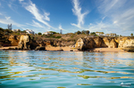 Playa escondida entre acantilados dorados en Lagos, Portugal.