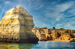 Costa rocosa de Lagos con cuevas naturales abiertas por el mar.