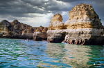 Acantilados del Algarve en Lagos con tonos dorados y aguas transparentes.