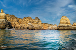 Paisaje abierto del Algarve con mar, acantilados y horizonte azul.