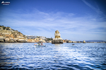 Cabo rocoso cerca de Lagos con acantilados verticales y océano Atlántico.
