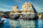 Playa del Algarve junto a Lagos con arena clara, mar azul y acantilados.