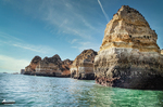 Playa del Algarve junto a Lagos con arena clara, mar azul y acantilados.
