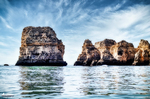 Playa del Algarve junto a Lagos con arena clara, mar azul y acantilados.