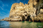 Cabo rocoso cerca de Lagos con acantilados verticales y océano Atlántico.