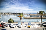Vista del puerto de Lagos con puente, agua tranquila y arquitectura costera portuguesa.