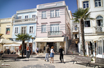 Plaza del centro de Lagos con edificios tradicionales, terrazas y ambiente urbano del Algarve.