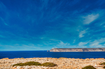 Playa de Lagos con arena clara, mar azul y cielo abierto en la costa del Algarve.