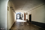 Pasadizo interior en Lagos con luz al fondo y arquitectura sencilla del casco antiguo.