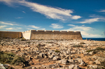 Fortaleza costera de Lagos sobre terreno rocoso con el océano Atlántico al fondo.