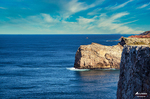 Gran formación rocosa frente al mar en la costa de Lagos, Portugal.