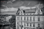 Fotografía en blanco y negro de edificios históricos y tejados de Praga.