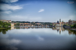 Panorámica del río Moldava en Praga con edificios históricos al fondo.