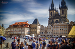 Plaza de la Ciudad Vieja de Praga con turistas y torres góticas de Týn.