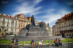 Monumento de la Plaza de la Ciudad Vieja de Praga con edificios históricos alrededor.