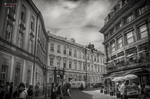 Calle antigua de Praga en blanco y negro con arquitectura clásica y ambiente urbano.