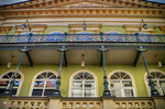 Fachada colorida con balcones y detalles decorativos en un edificio de Praga.