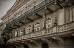 Balcón histórico de madera y fachada antigua en el centro de Praga.