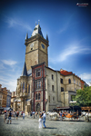 Torre histórica de Praga fotografiada en vertical bajo un cielo azul intenso.