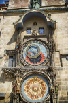 Reloj astronómico de Praga con detalles ornamentales en la fachada histórica.