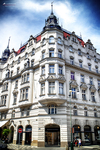 Edificio de esquina con fachada histórica y balcones en el centro de Praga.