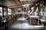 Interior de restaurante o taberna tradicional en Praga con mesas de madera.