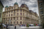 Edificio de esquina con arquitectura clásica y cúpula en el centro de Praga.