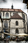 Iglesia antigua de Praga con muros de piedra y tejado rojizo.