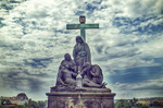 Crucifijo y esculturas religiosas del Puente de Carlos en Praga.
