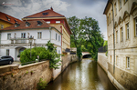 Canal de Čertovka en Praga con edificios históricos reflejados en el agua.