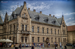 Edificio monumental de arquitectura histórica en Praga bajo un cielo azul.