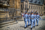 Guardia ceremonial marchando junto a un edificio histórico de Praga.