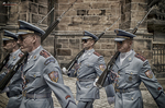 Soldados de la guardia ceremonial de Praga caminando en formación.