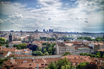 Vista panorámica de los tejados de Praga desde un mirador elevado.