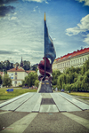 Monumento con bandera en un espacio ajardinado de Praga.